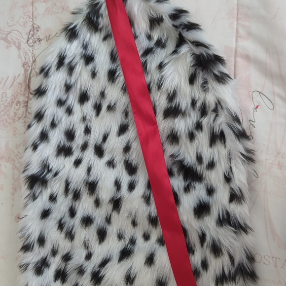 Cruella DeVille Faux Fur Shrug (Disney Villains) - Picture 6 of 12